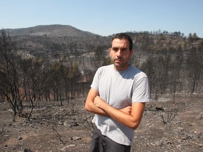 El alcalde de Biure, Albert Camps, muestra el paisaje de su municipio, devastado por el incendio del Alt Empordà.