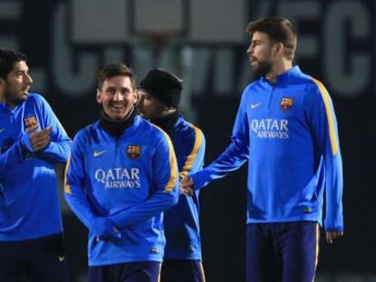 Messi somriu a l'entrenament d'ahir a la tarda, escudat per Luis Suárez, Jordi Alba i Gerard Piqué.