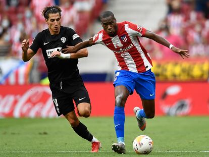 El centrocampista del atlético Geoffrey Kondogbia, mantiene el balón frente a Pere Milla del Elche durante la segunda jornada de La Liga.