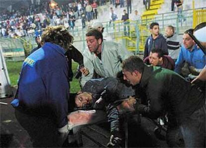 Sergio Ercolano, que falleció ayer, retirado en camilla el sábado del estadio del Avellino.