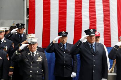 Miembros del FDNY Ladder Company 10 y Engine Company 10 saludan al conmemorar el 17 ° aniversario de los ataques del 11 de septiembre de 2001 en el World Trade Center de Nueva York (EE UU).