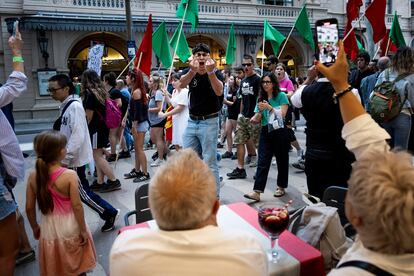 Algunos turistas graban la manifestación a su paso por Las Ramblas.