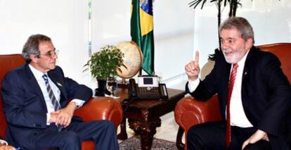 El presidente de Telefónica, César Alierta, con Luiz Inácio Lula da Silva cuando todavía era presidente de Brasil en agosto en 2010.