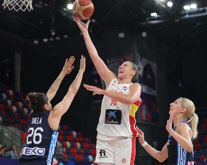 Raquel Carrera anota ante la defensa de Grecia durante el último partido de la fase de grupos del Eurobasket femenino este domingo en Tel Aviv.