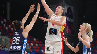 Raquel Carrera anota ante la defensa de Grecia durante el último partido de la fase de grupos del Eurobasket femenino este domingo en Tel Aviv.