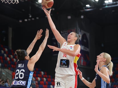 Raquel Carrera anota ante la defensa de Grecia durante el último partido de la fase de grupos del Eurobasket femenino este domingo en Tel Aviv.