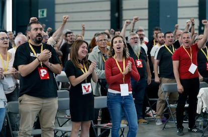 Laia Estrada, de rojo, líder de la CUP en el Parlament, durante la asamblea de la formación el sábado 21 en Sabadell.