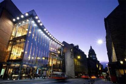 Al fondo de la calle Nicolson se reconoce la emblemática cúpula del Old College, en South Bridge, una de las principales arterias de Edimburgo.