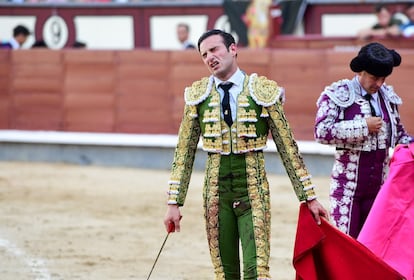 José Fernando Molina, instantes después de ser espectacularmente volteado por su primer toro.