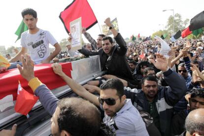 La multitud rodea el ataúd de una de las víctimas del desalojo, hoy en la localidad de Sitra