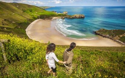 Panorámica de la playa naturista de Torimbia, en Llanes (Asturias).