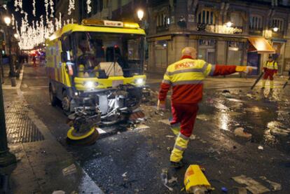 Operarios del Servicio Urgente de Limpieza (Selur) tras la celebración de la Nochevieja.