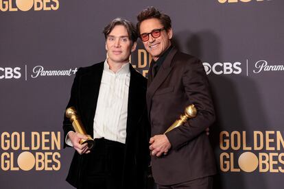 Cillian Murphy y Robert Downey Jr., ganadores como mejores actores (principal y de reparto) por sus papeles en 'Oppenheimer', el domingo en la gala de los Globos de Oro de 2024.
