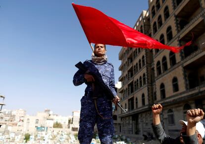 El militante shiita Houthi monta guardia en el lugar donde los feligreses Houthis asistieron para conmemorar el día de Ashura y el cuarto aniversario de su toma de la capital yemení, en Saná (Yemen).