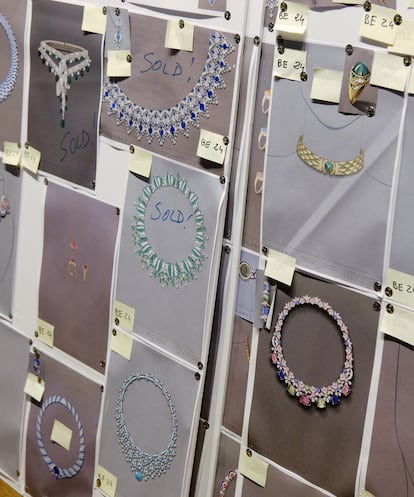 Detalle de las imágenes que decoran las paredes del despacho de Lucia Silvestri. Sobre los bocetos de las piezas de Alta Joyería la diseñadora escribe “Sold” en las que ya han sido vendidas, un rótulo que
ya decora la mayoría de los dibujos.