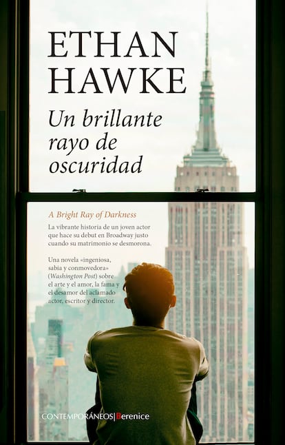 Portada de 'Un brillante rayo de oscuridad', de Ethan Hawke.