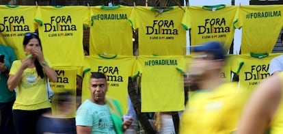 Camisetas com os dizeres "Fora Dilma", em São Paulo. 