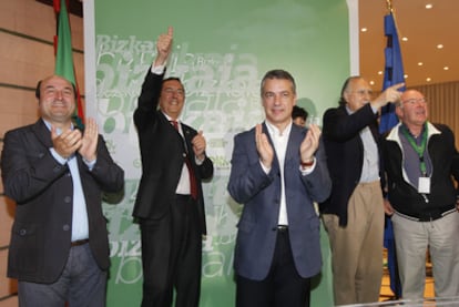 De izquierda a derecha, Andoni Ortuzar, José Luis Bilbao, Iñigo Urkullu, Iñaki Azkuna y José Antonio Ardanza, en la sede del PNV en Bilbao tras conocer los resultados del 22-M.