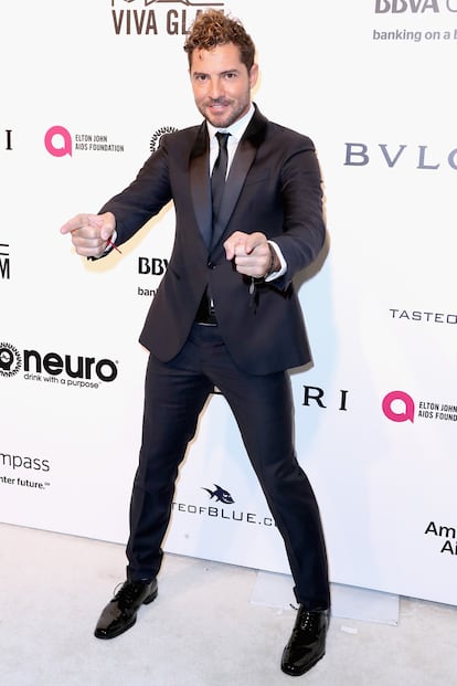 "Encantado de estar en el 25 aniversario del Oscar's Party de Elton John para su fundación contra el Sida", escribía David Bisbal en Instagram. El cantante posó bailando en el photocall.