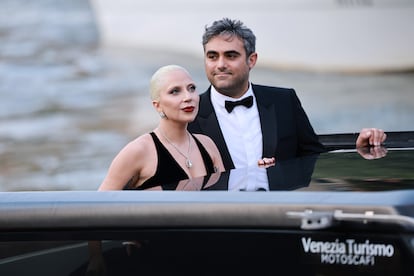 Lady Gaga y Michael Polansky a su llegada al evento de la alfombra roja del festival de Venecia.