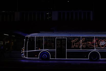 Un autobús de la alcaldía de Sao Paulo decorado con luces de Navidad circulando por la Avenida Paulista en Brasil.