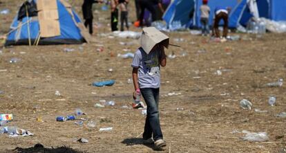 Un ni&ntilde;o en Grecia hoy a la espera de intentar cruzar a Macedonia