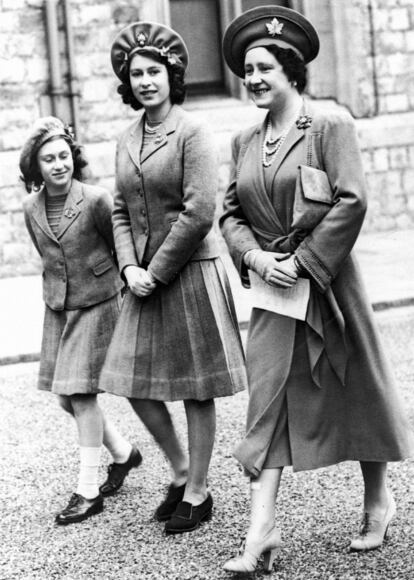 La princesa Isabel, en el centro, junto a su madre y su hermana, son fotografiadas en el palacio de Windsor, en su 16 aniversario.