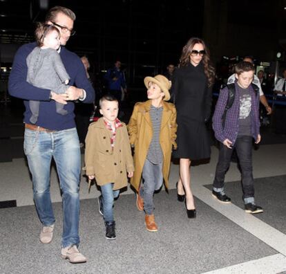 David Beckham, sus cuatro hijos y su mujer, Victoria, en el aeropuerto de Los Ángeles a finales de 2011