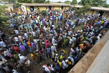 Colas ante un colegio electoral de Costa de Marfil