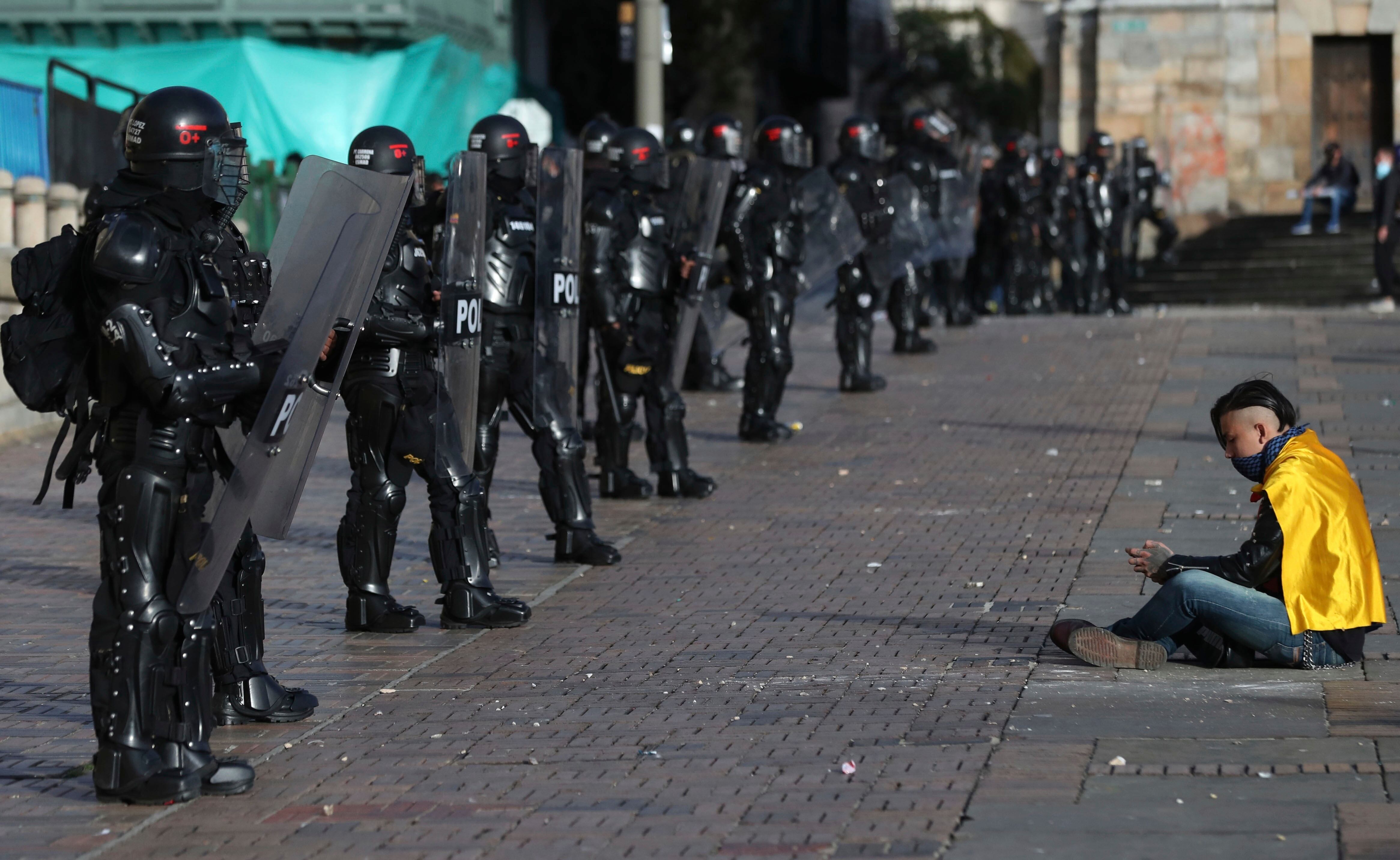 Un manifestante frente a una fila de elementos de la ESMAD, en Bogotá, en septiembre de 2020.