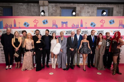 Alfombra roja de la cena de nominados de Los40 Music Awards junto a la representación de las autoridades.