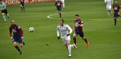 Bale conduce el balón en Ipurua.