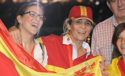 La infanta Elena y su prima María Zurita celebrando un triunfo de España.