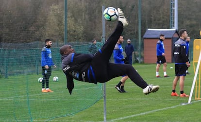 Seedorf realiza una chilena durante un partido de fútbol-tenis en un entrenamiento del Dépor.