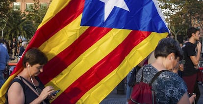 Manifestantes durante la concentración convocada en las inmediaciones del Parlamento de Cataluña la semana pasada.