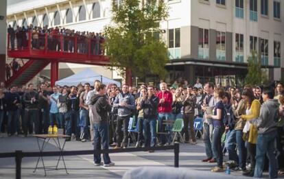 Mark Zuckerberg dirige unas palabras a los empleados, en la Hackathon de Facebook celebrada la víspera de la salida a Bolsa de la empresa.