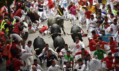 Los toros de la ganadería Miura en San Fermín. durante el octavo encierro de 2017.