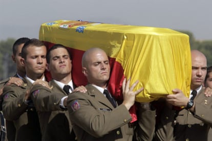 Un piquete de soldados transporta el féretro del traductor asesinado en la base de Torrejón.