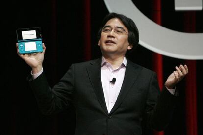 Satoru Iwata, amb una 3DS, el 2010.