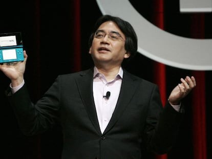 Satoru Iwata, amb una 3DS, el 2010.