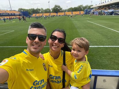 José y Goretti junto a su hijo Enzo en el primer desplazamiento que realizaron juntos para ver a la UD Las Palmas, en el campo de la AD Alcorcón la temporada pasada.