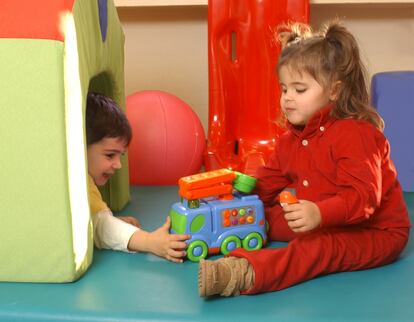 Dos niños con deficiencia visual juega en el área de Atención Temprana y Educación de la ONCE.