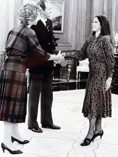 Isabel Pantoja saluda a los reyes don Juan Carlos y doña Sofía.