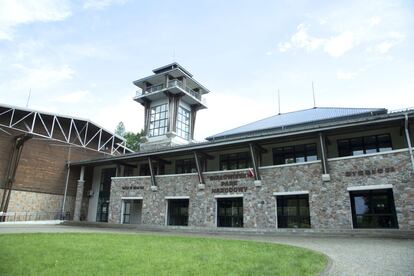 Edificio administrativo situado a la entrada del Parque Nacional de Bialowieza (Polonia).