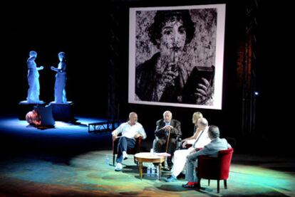 Angelo Cannavacciuolo, Gore Vidal, Jey Parini y Giuseppe Merlino, la noche del viernes en el Teatro Grande de Pompeya.