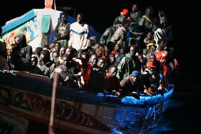 Decenas de migranes en un cayuco a su llegada al muelle de La Restinga, este sábado.
