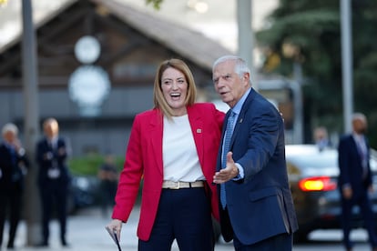 La presidenta del Parlamento Europeo, Roberta Metsola, junto a Josep Borrell, este viernes en Granada.