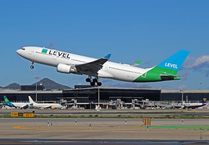 Un Airbus A330 de la aerolínea Level despega desde Barcelona El Prat.