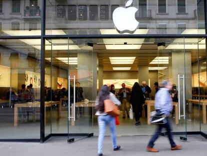 Clientes entram na Apple Store de Zurique, em imagem de arquivo.