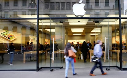 Clientes entran en la Apple Store de Z&uacute;rich, en una imagen de archivo.